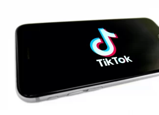 Så här lägger du till egna klistermärken på TikTok